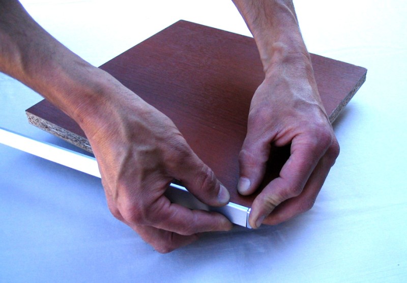 TAPACANTO ALUMINIO NEGRO (P/APLICAR) X 3MTS (EURO18N)